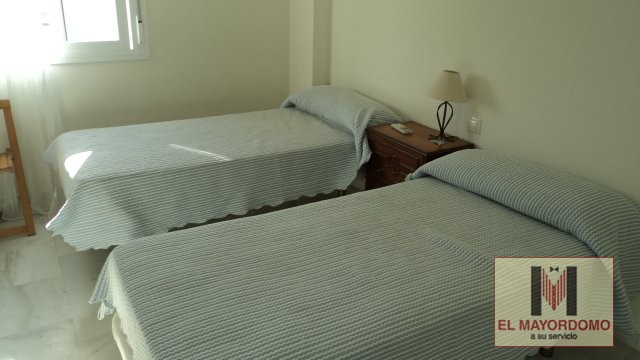 Se alquila adosado de vacaciones de 2 dormitorios y 2 baños en Res. Vip Paraíso de Costa Ballena con garaje y piscina y jardín comunitarios