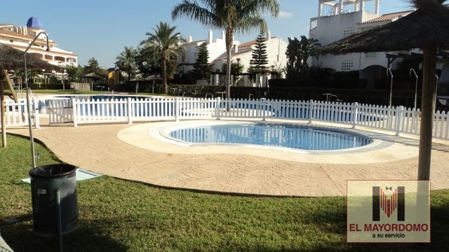 Se alquila adosado de vacaciones de 2 dormitorios y 2 baños en Res. Vip Paraíso de Costa Ballena con garaje y piscina y jardín comunitarios