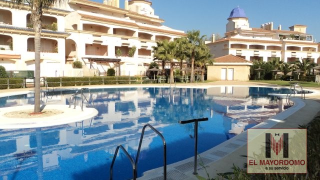 Se alquila adosado de vacaciones de 2 dormitorios y 2 baños en Res. Vip Paraíso de Costa Ballena con garaje y piscina y jardín comunitarios