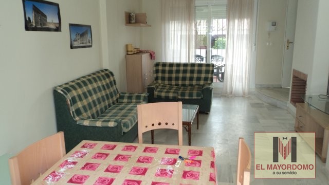 Se alquila adosado de vacaciones de 2 dormitorios y 2 baños en Res. Vip Paraíso de Costa Ballena con garaje y piscina y jardín comunitarios