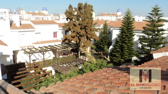 Se alquila adosado de vacaciones de 2 dormitorios y 2 baños en Res. Vip Paraíso de Costa Ballena con garaje y piscina y jardín comunitarios