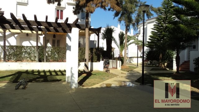 Se alquila adosado de vacaciones de 2 dormitorios y 2 baños en Res. Vip Paraíso de Costa Ballena con garaje y piscina y jardín comunitarios