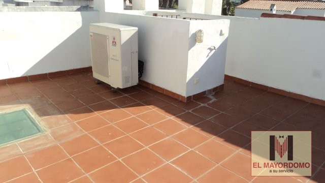 Se alquila adosado de vacaciones de 2 dormitorios y 2 baños en Res. Vip Paraíso de Costa Ballena con garaje y piscina y jardín comunitarios