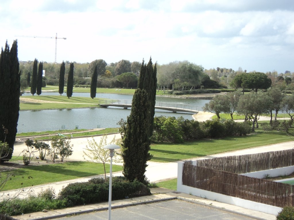 Se alquila adosado de vacaciones de 3 dormitorios y 2 baños en Res. El Lago de Costa Ballena con garaje y piscina y jardín comunitarios