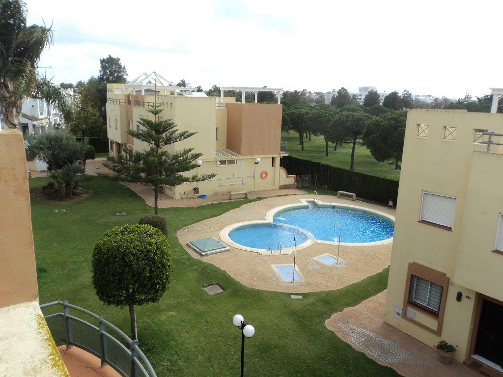 Se alquila adosado de vacaciones de 3 dormitorios y 2 baños en Res. El Lago de Costa Ballena con garaje y piscina y jardín comunitarios