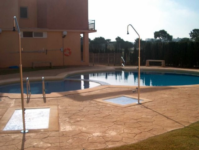 Se alquila adosado de vacaciones de 3 dormitorios y 2 baños en Res. El Lago de Costa Ballena con garaje y piscina y jardín comunitarios