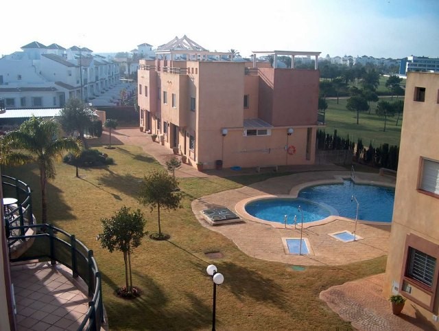 Se alquila adosado de vacaciones de 3 dormitorios y 2 baños en Res. El Lago de Costa Ballena con garaje y piscina y jardín comunitarios