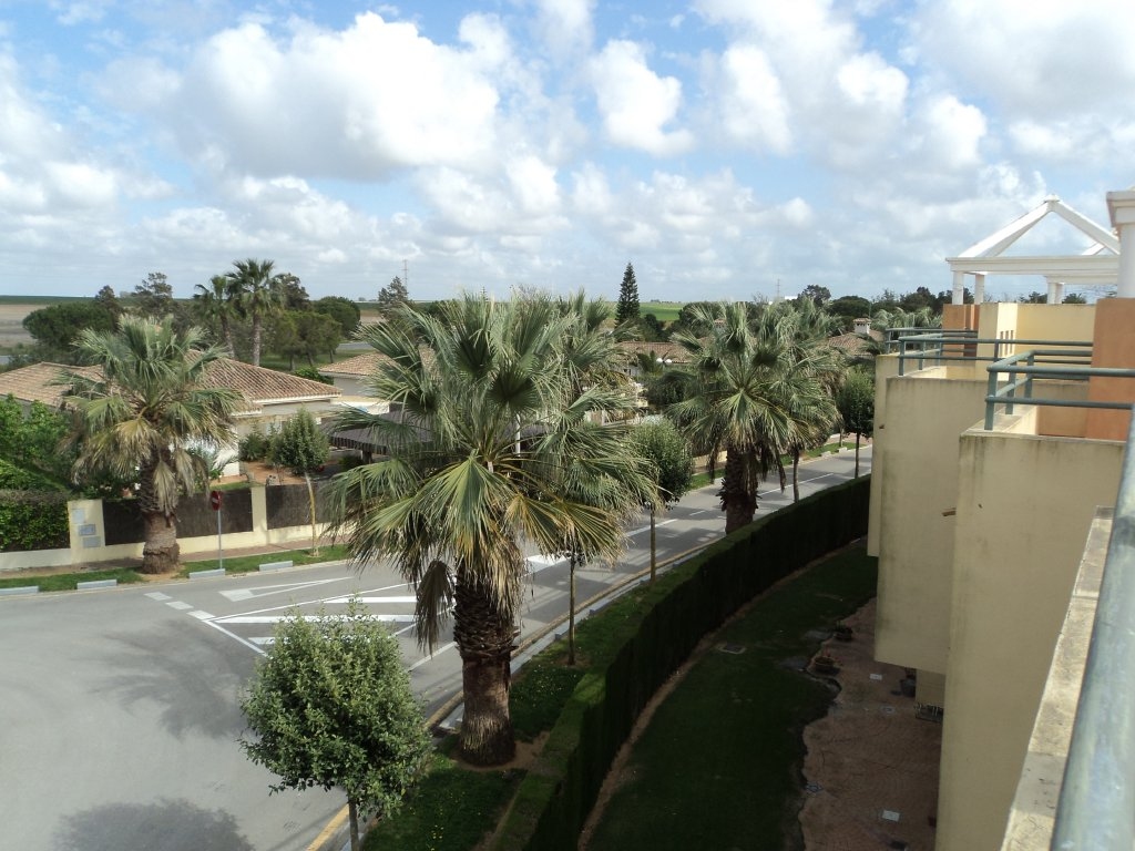 Se alquila adosado de vacaciones de 3 dormitorios y 2 baños en Res. El Lago de Costa Ballena con garaje y piscina y jardín comunitarios