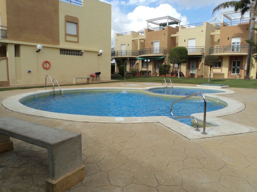 Se alquila adosado de vacaciones de 3 dormitorios y 2 baños en Res. El Lago de Costa Ballena con garaje y piscina y jardín comunitarios