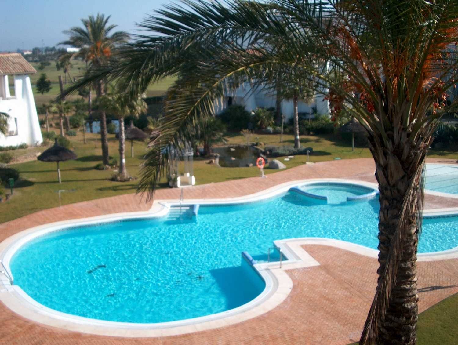 Se alquila piso de vacaciones de 3 dormitorios y 2 baños en Res. Playa del Infante de Costa Ballena con garaje y piscina y jardín comunitarios