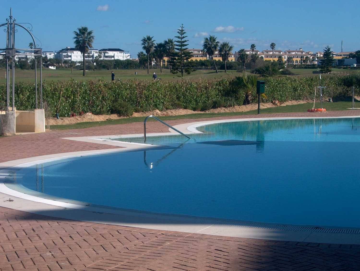 Se alquila piso de vacaciones de 3 dormitorios y 2 baños en Res. Playa del Infante de Costa Ballena con garaje y piscina y jardín comunitarios