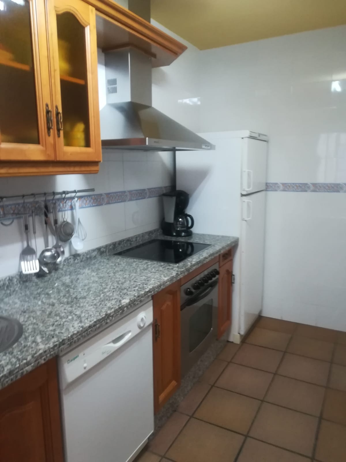 Se alquila adosado de vacaciones de 3 dormitorios y 3 baños en Res. Nuevo Oasis del Sur III de Costa Ballena con garaje y piscina y jardín comunitarios