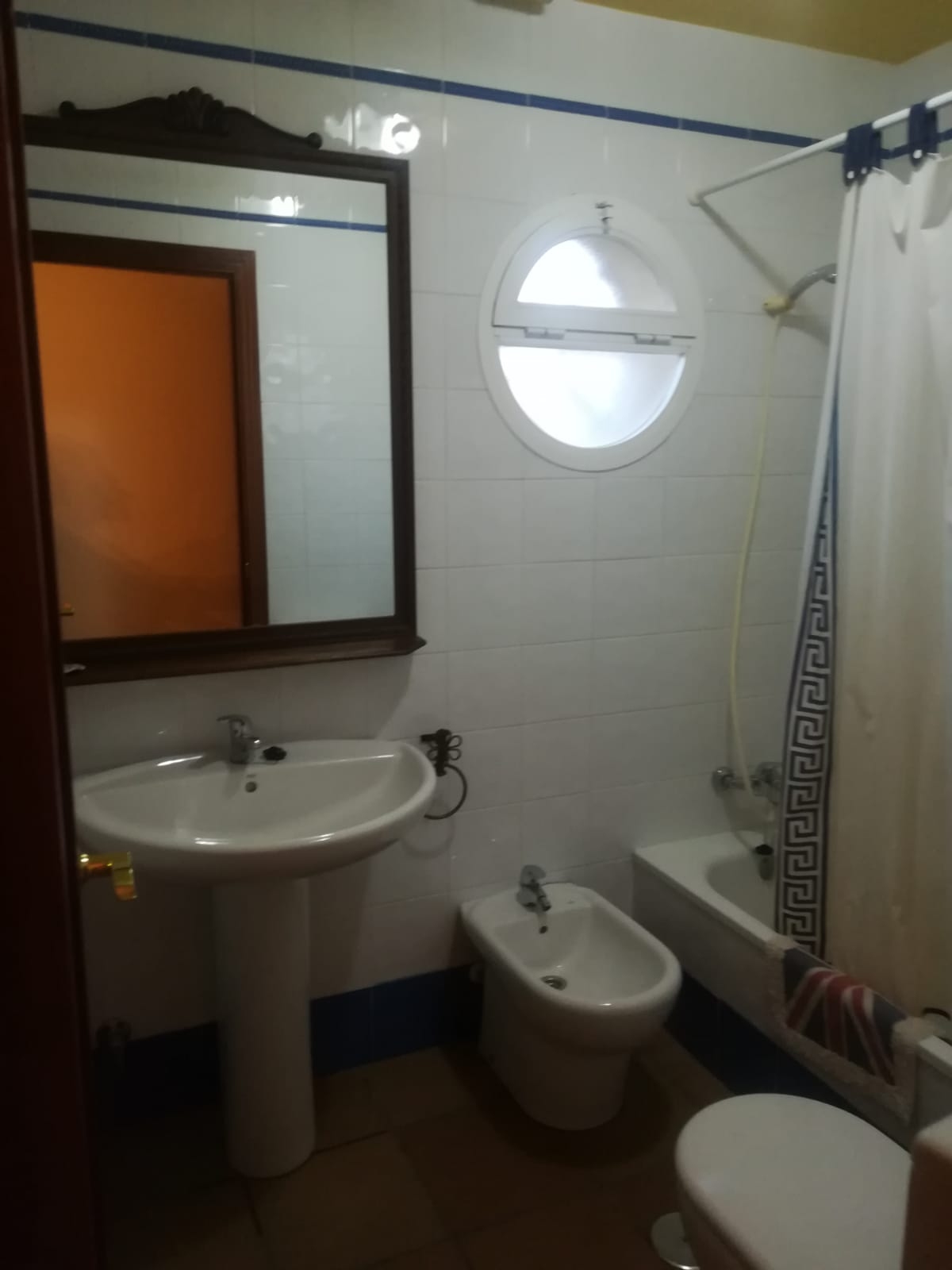 Se alquila adosado de vacaciones de 3 dormitorios y 3 baños en Res. Nuevo Oasis del Sur III de Costa Ballena con garaje y piscina y jardín comunitarios