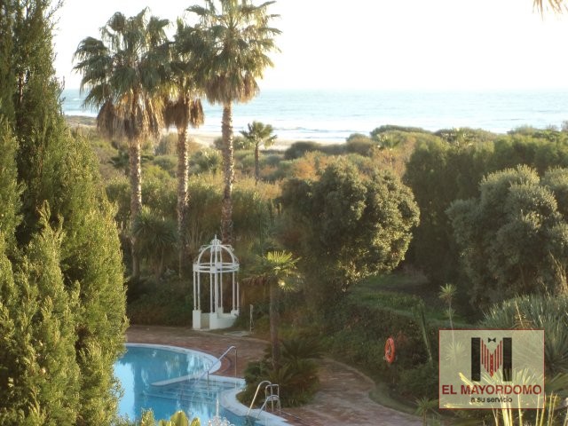 Se alquila piso de vacaciones de 2 dormitorios y 2 baños en Res. Playa del Infante de Costa Ballena con garaje y piscina y jardín comunitarios