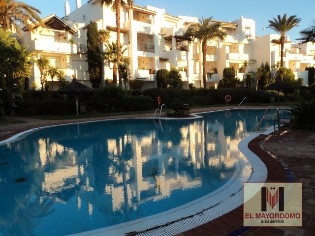 Se alquila piso de vacaciones de 2 dormitorios y 2 baños en Res. Playa del Infante de Costa Ballena con garaje y piscina y jardín comunitarios