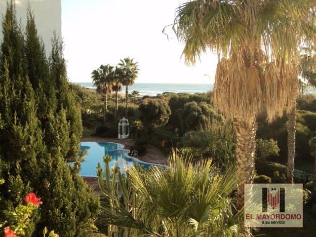 Se alquila piso de vacaciones de 2 dormitorios y 2 baños en Res. Playa del Infante de Costa Ballena con garaje y piscina y jardín comunitarios