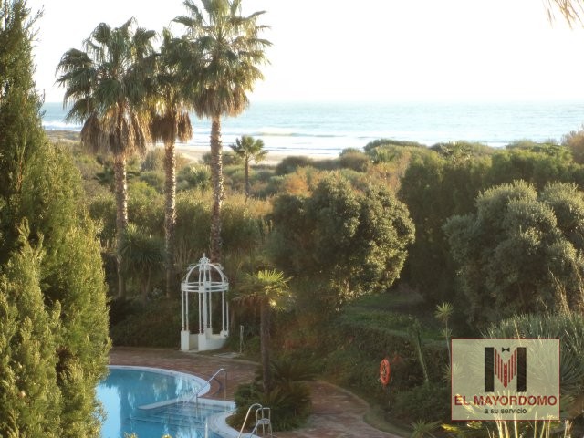 Se alquila piso de vacaciones de 2 dormitorios y 2 baños en Res. Playa del Infante de Costa Ballena con garaje y piscina y jardín comunitarios