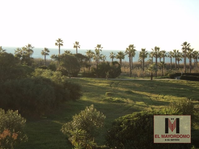 Se alquila piso de vacaciones de 2 dormitorios y 2 baños en Res. Playa del Infante de Costa Ballena con garaje y piscina y jardín comunitarios