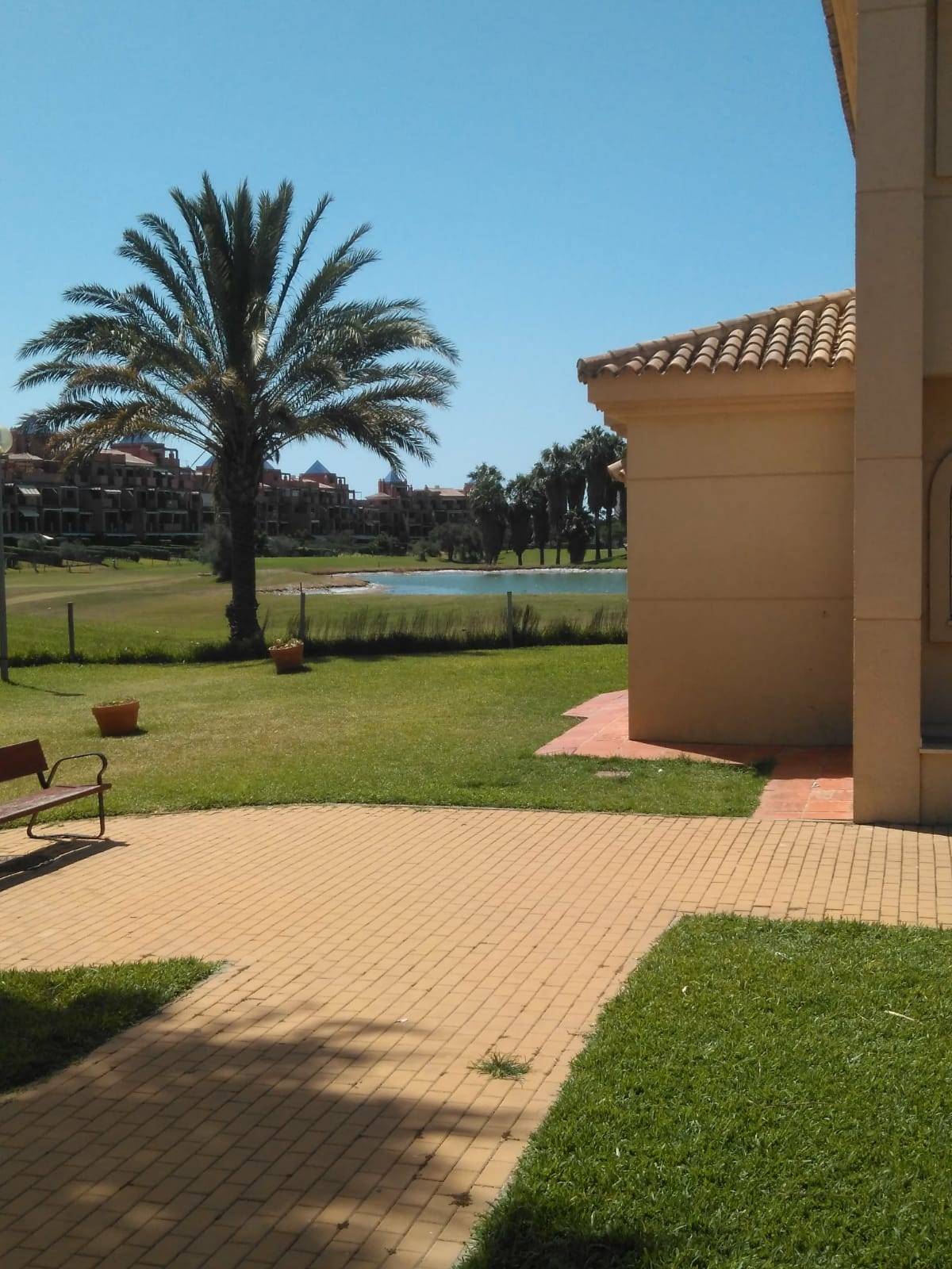 Se alquila adosado de vacaciones de 2 dormitorios y 2 baños en Res. Nuevo Oasis del Sur I de Costa Ballena con garaje y piscina y jardín comunitarios