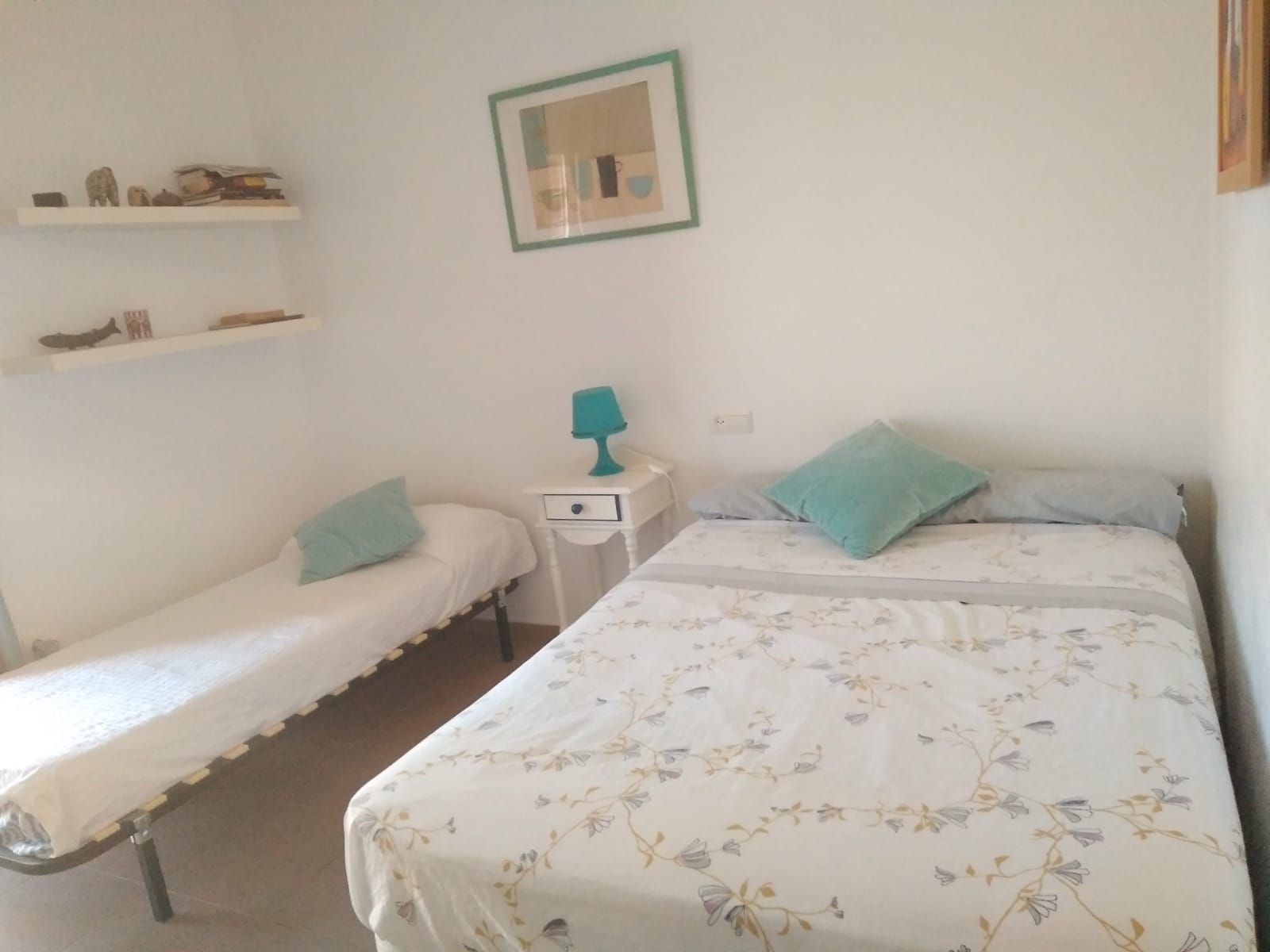 Se alquila adosado de vacaciones de 2 dormitorios y 2 baños en Res. Nuevo Oasis del Sur I de Costa Ballena con garaje y piscina y jardín comunitarios