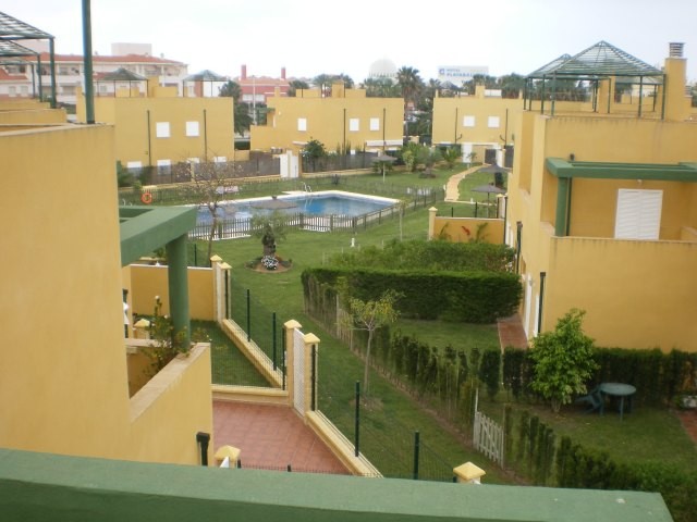 Se alquila adosado de vacaciones de 3 dormitorios y 2 baños en Res. Tartessos de Costa Ballena con garaje y piscina y jardín comunitarios