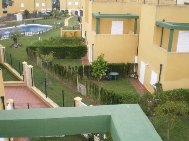 Se alquila adosado de vacaciones de 3 dormitorios y 2 baños en Res. Tartessos de Costa Ballena con garaje y piscina y jardín comunitarios