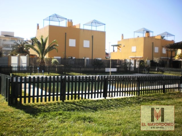 Se alquila adosado de vacaciones de 3 dormitorios y 2 baños en Res. Tartessos de Costa Ballena con garaje y piscina y jardín comunitarios