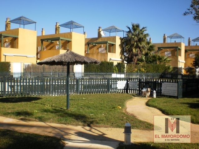 Se alquila adosado de vacaciones de 3 dormitorios y 2 baños en Res. Tartessos de Costa Ballena con garaje y piscina y jardín comunitarios