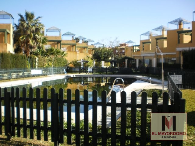 Se alquila adosado de vacaciones de 3 dormitorios y 2 baños en Res. Tartessos de Costa Ballena con garaje y piscina y jardín comunitarios