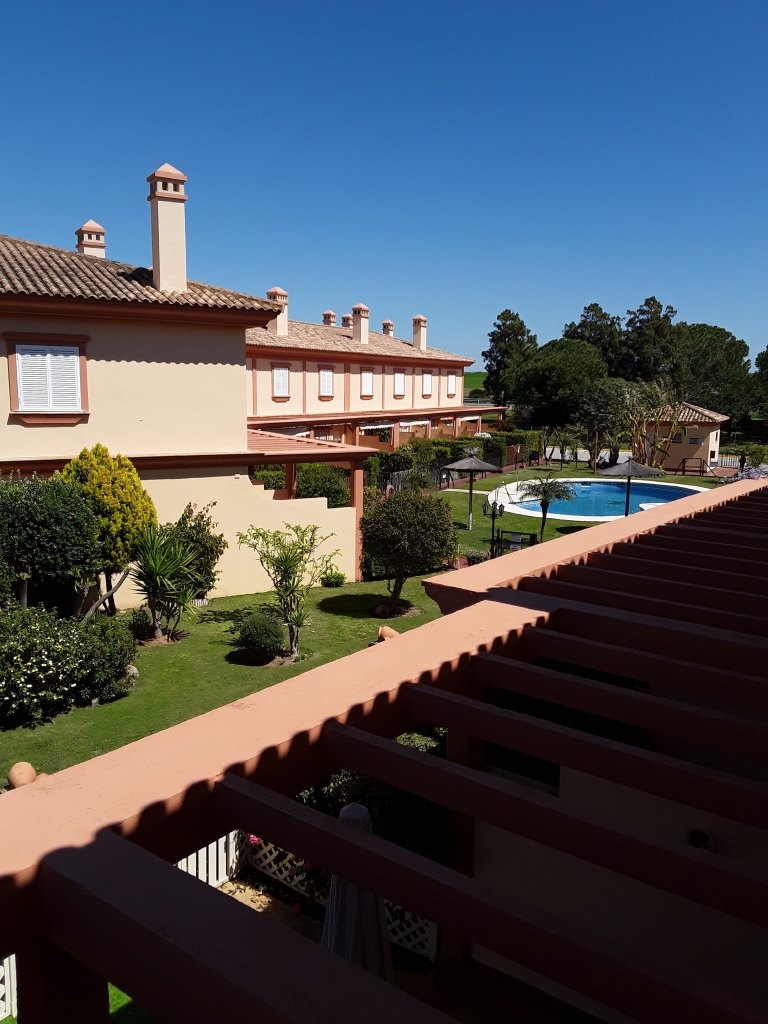 Se alquila piso de vacaciones de 2 dormitorios y 2 baños en Res. Villa Atlántica de Costa Ballena con garaje y piscina y jardín comunitarios