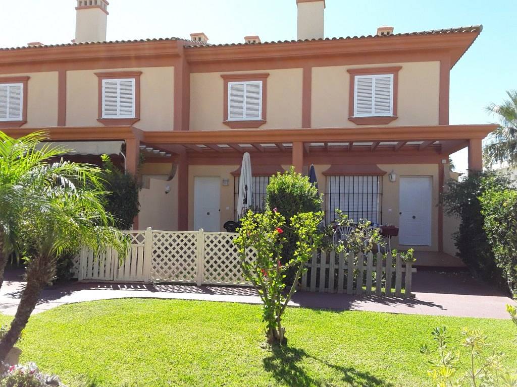 Se alquila piso de vacaciones de 2 dormitorios y 2 baños en Res. Villa Atlántica de Costa Ballena con garaje y piscina y jardín comunitarios
