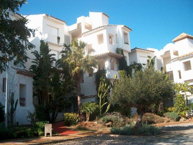 Se alquila piso de vacaciones de 2 dormitorios y 2 baños en Res. Playa del Infante de Costa Ballena con garaje y piscina y jardín comunitarios