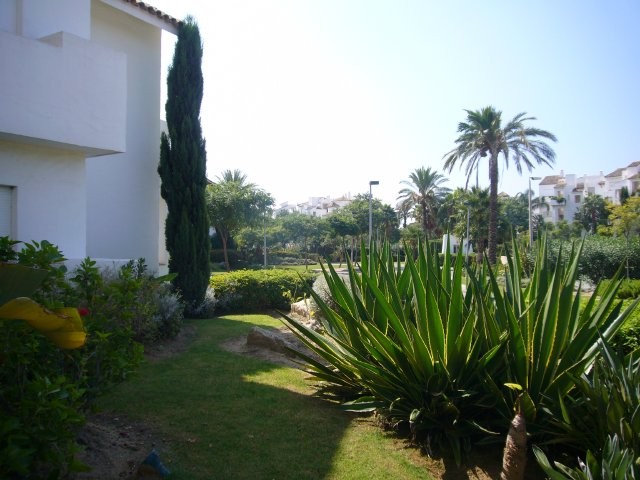Se alquila piso de vacaciones de 3 dormitorios y 2 baños en Res. Playa del Infante de Costa Ballena con garaje y piscina y jardín comunitarios