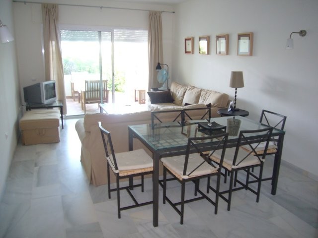 Se alquila piso de vacaciones de 3 dormitorios y 2 baños en Res. Playa del Infante de Costa Ballena con garaje y piscina y jardín comunitarios