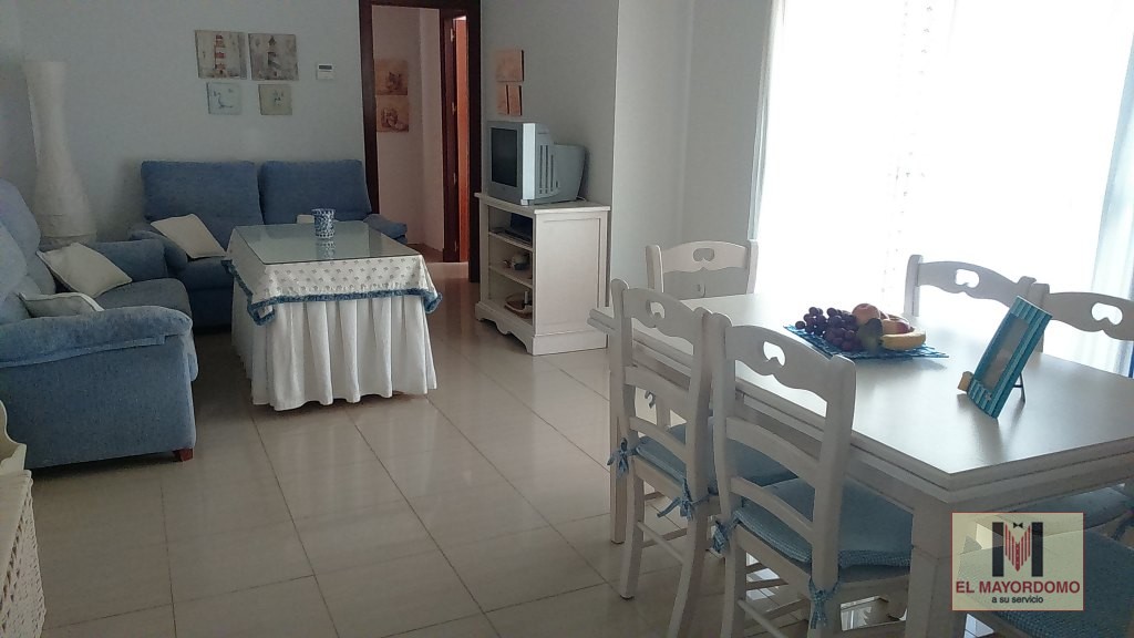 Se alquila piso de vacaciones de 2 dormitorios y 2 baños en Res. Vista Azul de Costa Ballena con garaje y piscina y jardín comunitarios