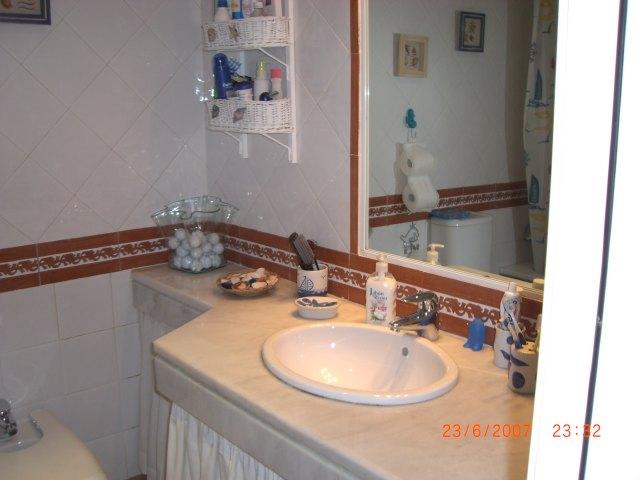 Se alquila adosado de vacaciones de 2 dormitorios y 1 baño en Res. Marina Golf de Costa Ballena con garaje y piscina y jardín comunitarios