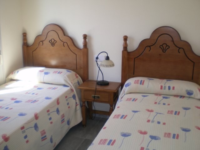 Se alquila piso de vacaciones de 3 dormitorios y 2 baños en Res. Salmedina de Costa Ballena con garaje y piscina y jardín comunitarios