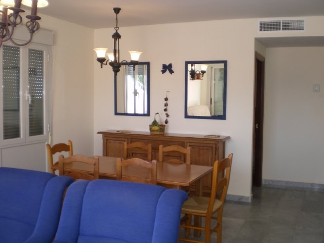 Se alquila piso de vacaciones de 3 dormitorios y 2 baños en Res. Salmedina de Costa Ballena con garaje y piscina y jardín comunitarios