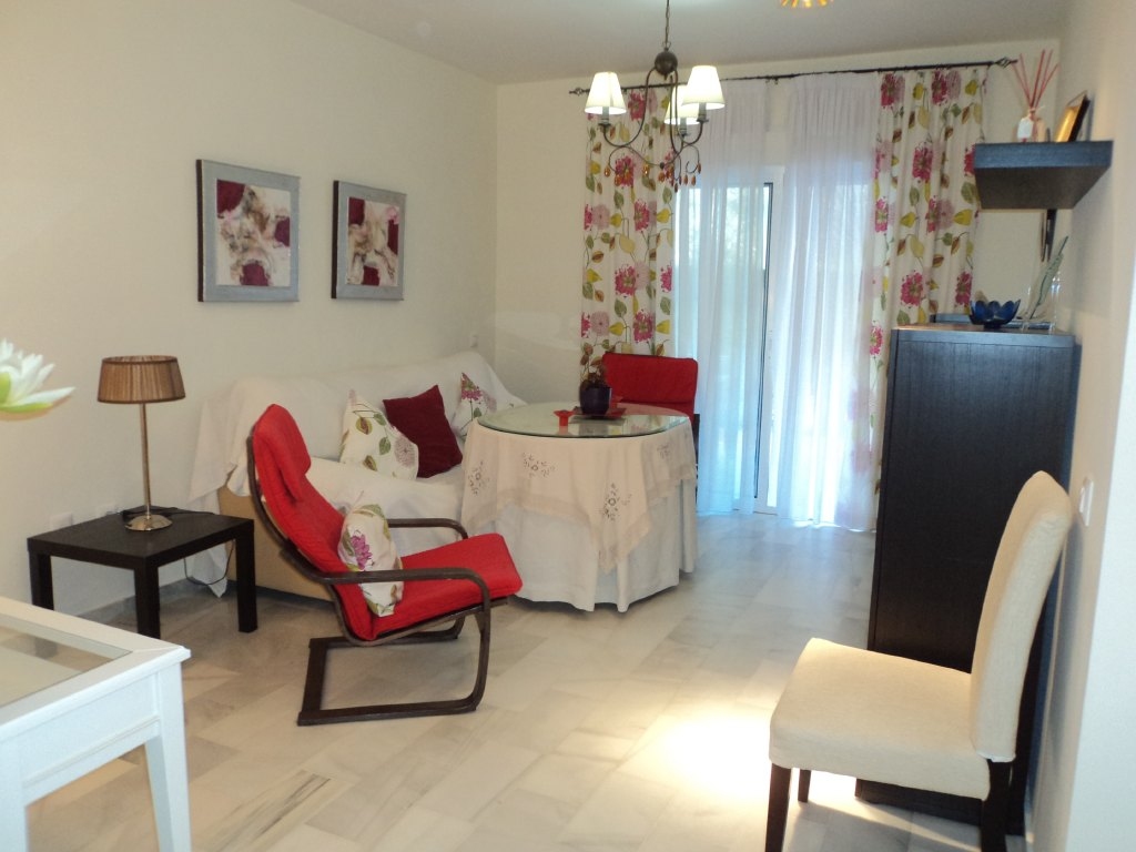 Se alquila piso de vacaciones de 3 dormitorios y 2 baños en Res. Las Dunas III de Costa Ballena con garaje y piscina y jardín comunitarios