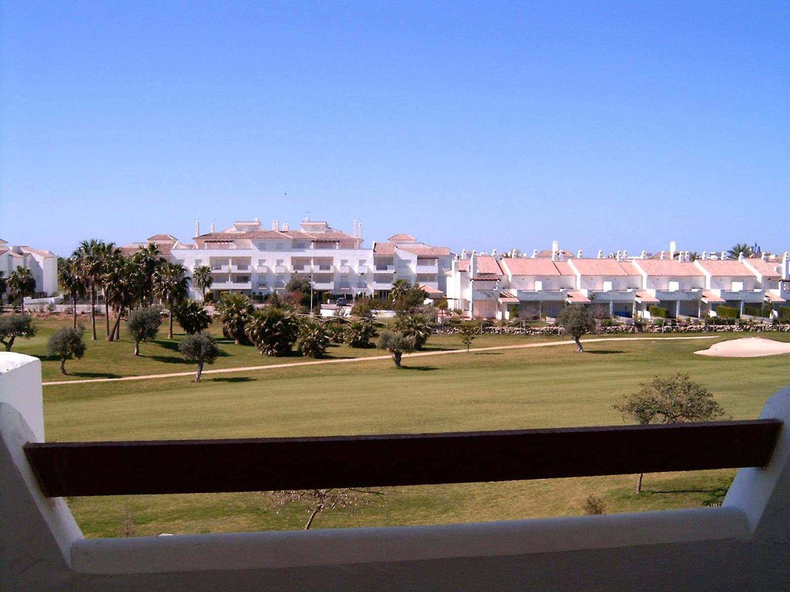 Se alquila piso de vacaciones de 2 dormitorios y 1 baño en Res. Los Cañizos de Costa Ballena con garaje y piscina y jardín comunitarios