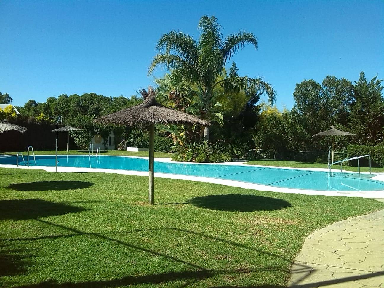 Se alquila piso de vacaciones de 2 dormitorios y 1 baño en Res. Los Cañizos de Costa Ballena con garaje y piscina y jardín comunitarios