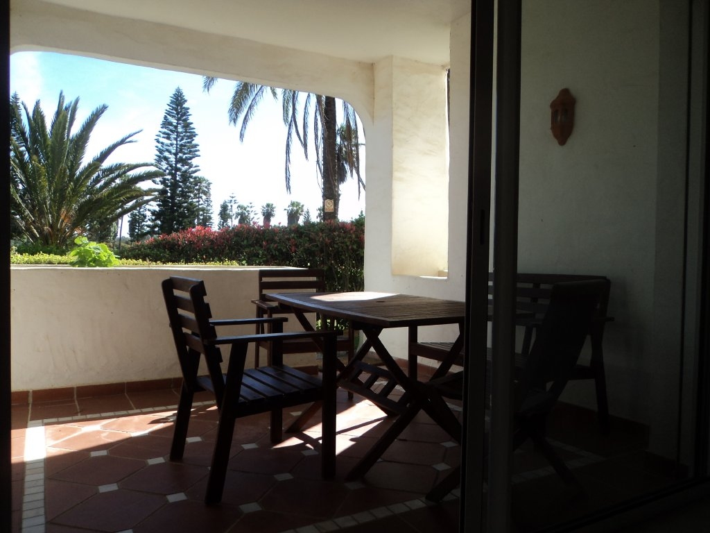 Se alquila piso de vacaciones de 2 dormitorios y 2 baños en Res. Playa del Infante de Costa Ballena con garaje y piscina y jardín comunitarios