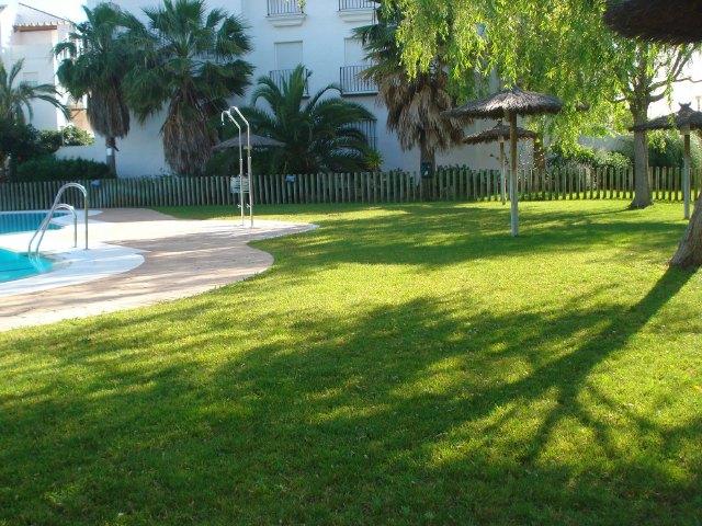 Se alquila piso de vacaciones de 2 dormitorios y 2 baños en Res. Las Dunas III de Costa Ballena con garaje y piscina y jardín comunitarios