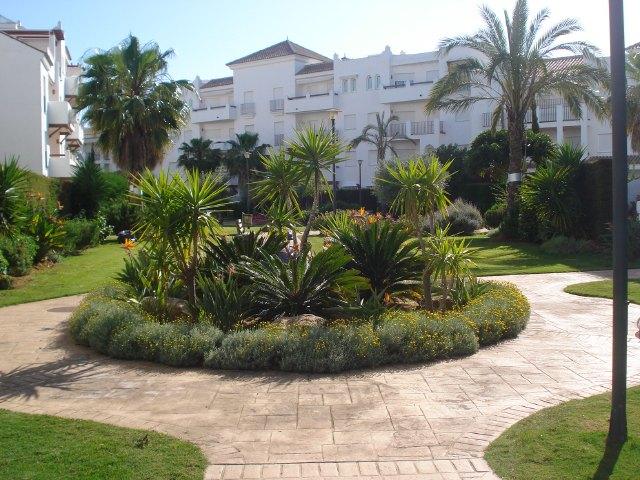 Se alquila piso de vacaciones de 2 dormitorios y 2 baños en Res. Las Dunas III de Costa Ballena con garaje y piscina y jardín comunitarios