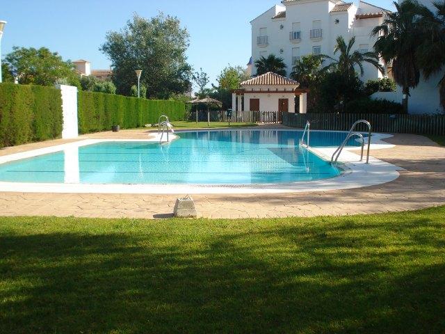 Se alquila piso de vacaciones de 2 dormitorios y 2 baños en Res. Las Dunas III de Costa Ballena con garaje y piscina y jardín comunitarios