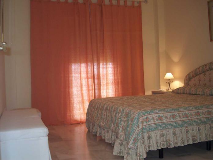 Se alquila piso dúplex de vacaciones de 3 dormitorios y 2 baños en Res. Las Dunas de Costa Ballena con garaje y piscina y jardín comunitarios