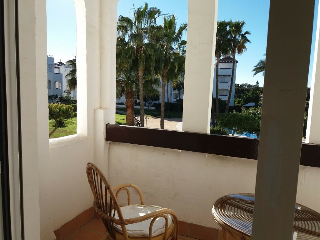 Se alquila piso de vacaciones de 3 dormitorios y 2 baños en Res. Jardines del Sol de Costa Ballena con garaje y piscina y jardín comunitarios