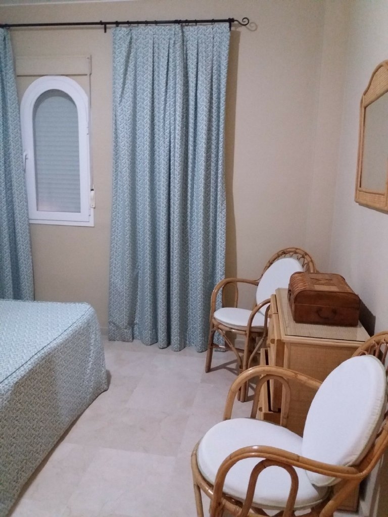 Se alquila piso de vacaciones de 3 dormitorios y 2 baños en Res. Jardines del Sol de Costa Ballena con garaje y piscina y jardín comunitarios