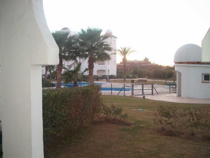 Se alquila piso de vacaciones de 3 dormitorios y 2 baños en Res. Jardines del Sol de Costa Ballena con garaje y piscina y jardín comunitarios