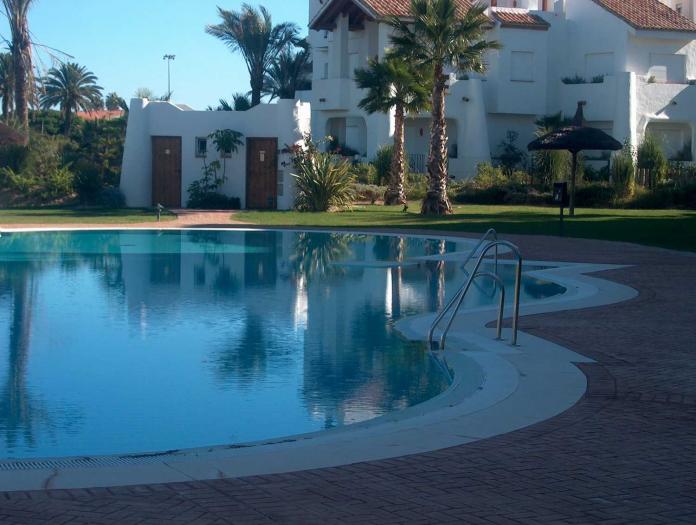 Se alquila piso de vacaciones de 2 dormitorios y 2 baños en Res. Playa del Infante de Costa Ballena con garaje y piscina y jardín comunitarios